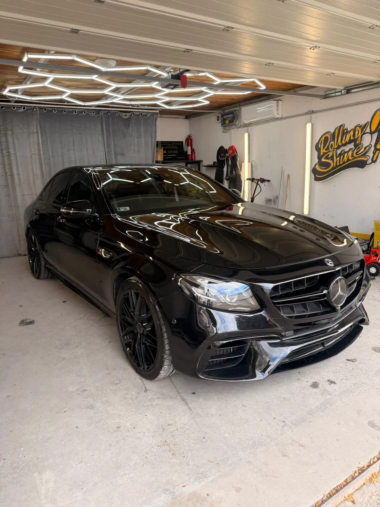 Frissen polírozott fekete Mercedes a RollingShine műhelyében