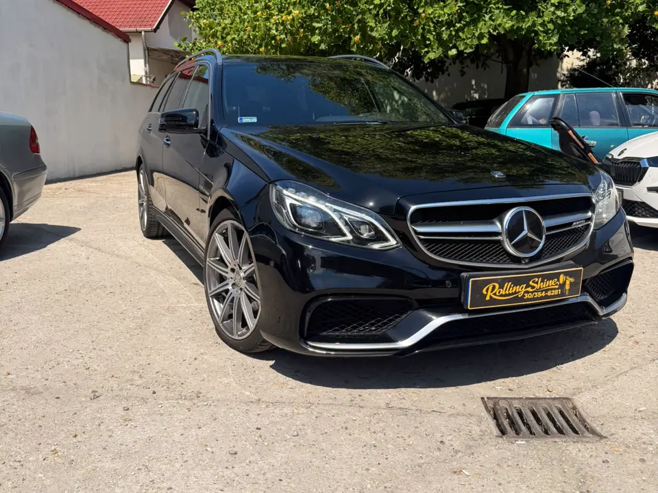 Fekete Mercedes fényes felülettel a RollingShine előtt