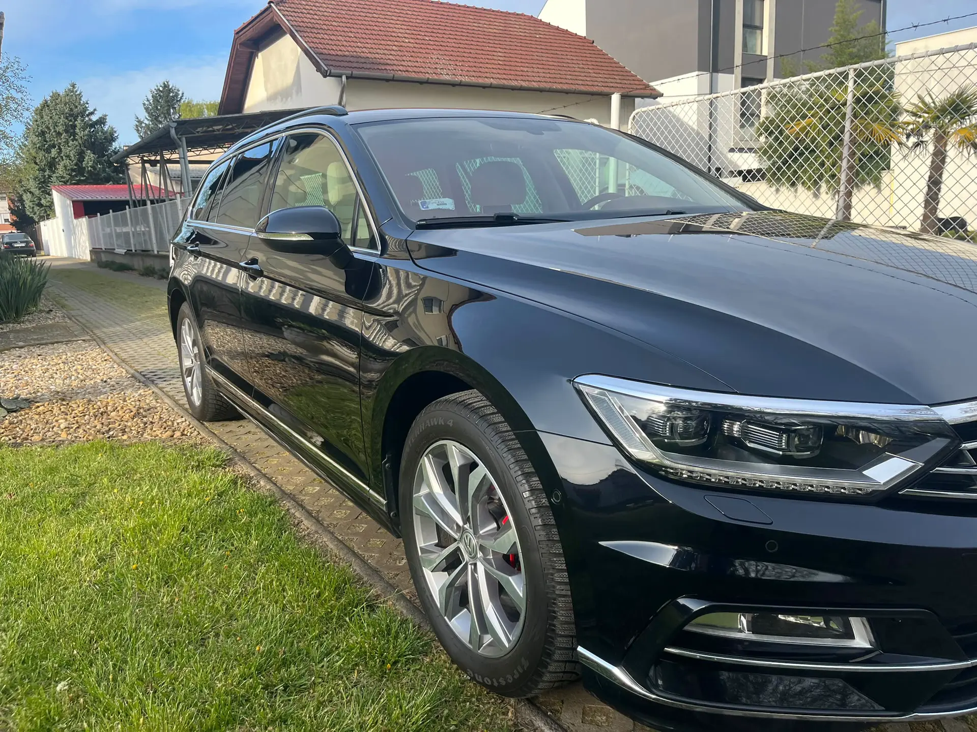 Sötét Volkswagen Passat kezelt fényezéssel
